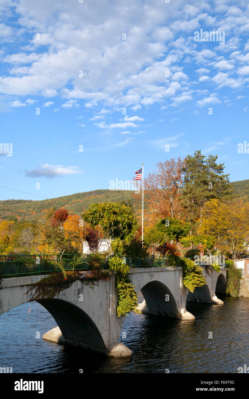 Die Brücke der Blumen, eine Brücke mit Anbau von Pflanzen und Blumen bedeckt; Shelburne Falls, Massachusetts New England USA Stockfoto