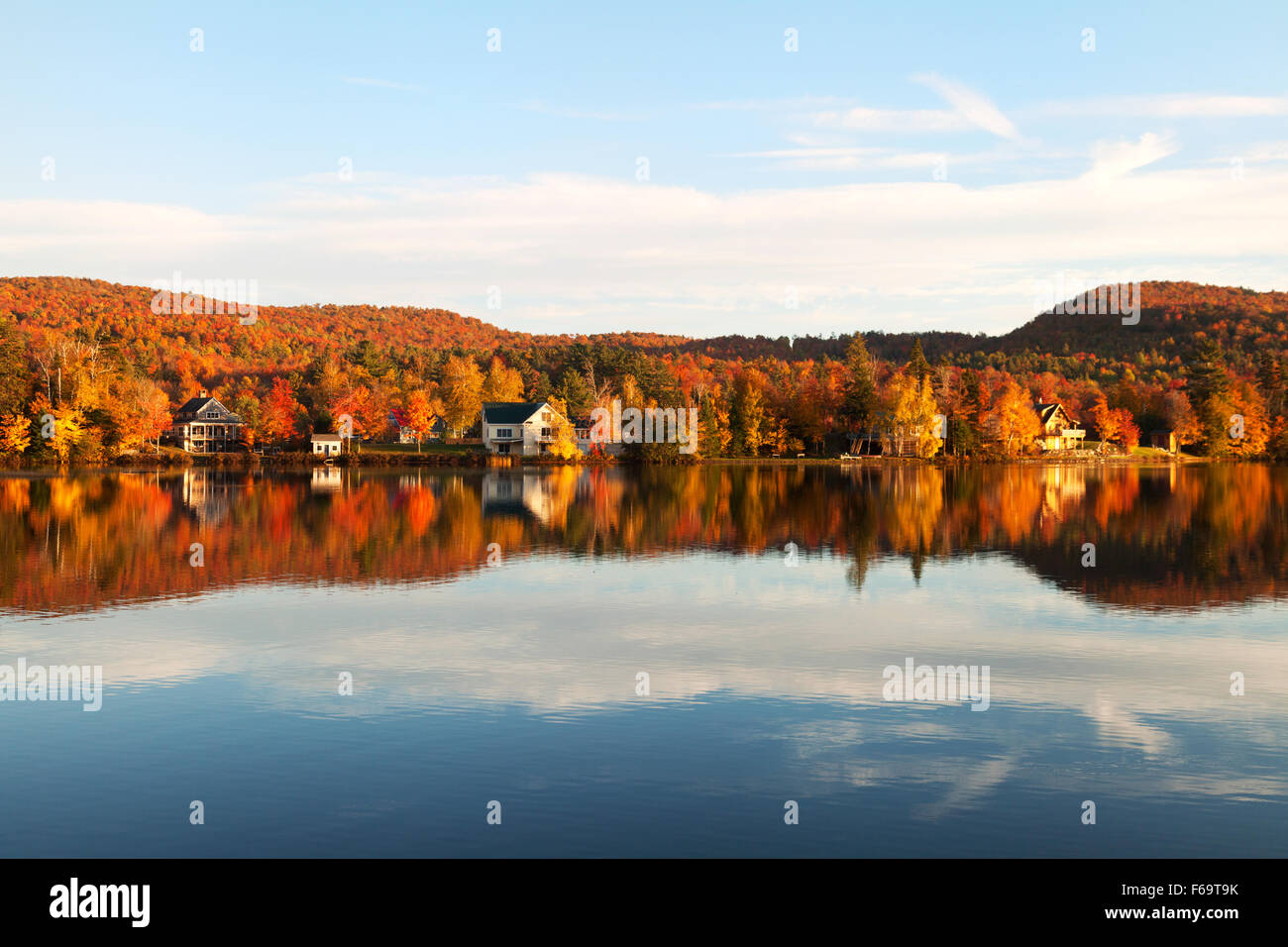 Neuengland im Herbst; Häuser am See am Eden Lake bei Sonnenuntergang in den USA; Lamoille County, Vermont, Neuengland USA (siehe auch F5GWEY) Stockfoto