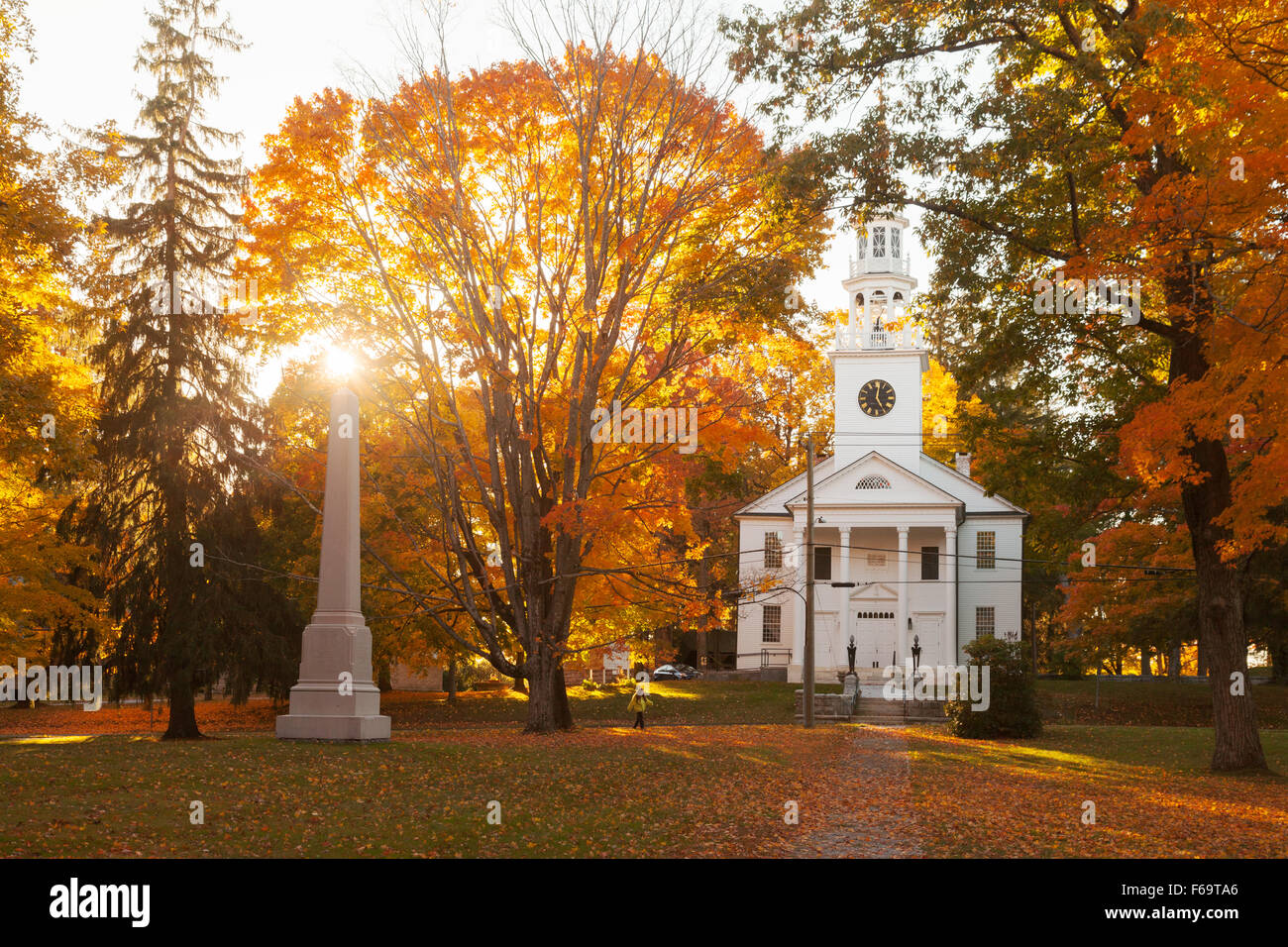 Den Dorfanger bei Sonnenuntergang im Herbst, Norfolk Stadt, Litchfield County, Connecticut CT, New England USA Stockfoto