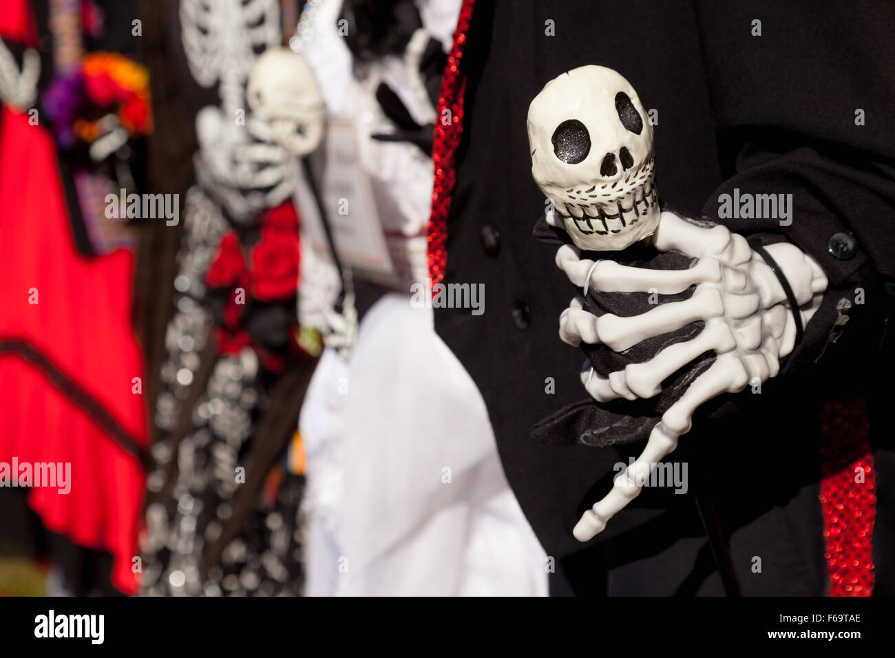 Künstliche Halloween Figuren dekoriert von am Straßenrand, Salisbury Dorf, Connecticut CT, New England USA Stockfoto