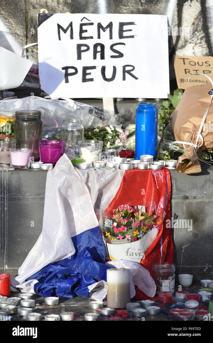 Eine französische Flagge und ein Zeichen, das "Meme Pas Peur" liest liegt am Place De La Republique in Paris, Frankreich 15. November 2015. Mindestens 129 Menschen wurden in einer Reihe von Terroranschlägen in Paris, am 13. November 2015 getötet. Bildnachweis: Dpa picture Alliance/Alamy Live News Stockfoto