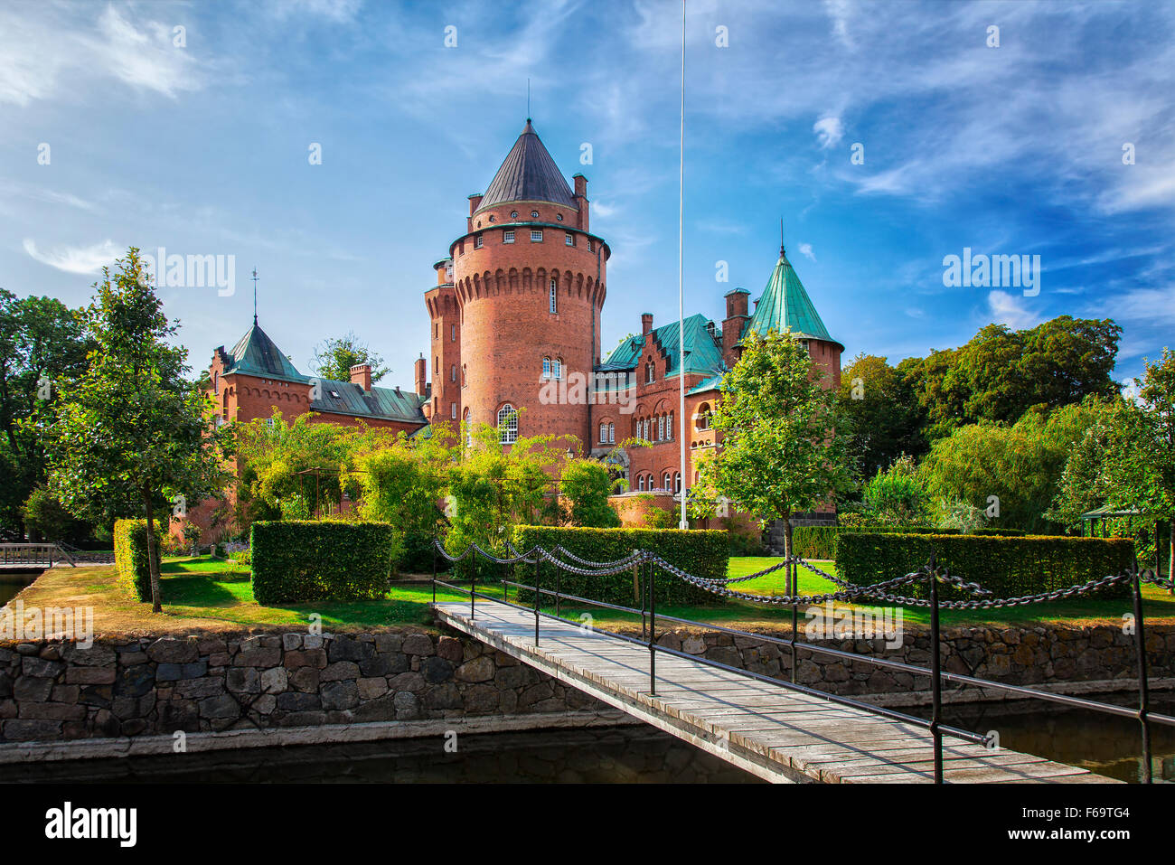 Bild der Burg Hjularod, in Südschweden. Im französischen mittelalterlichen romantischen Stil gebaut. Stockfoto