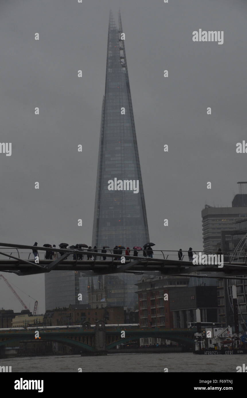 London, UK, 14. November 2015, düsteren Wochenende in London als Sturm Abigail Ansätze. Bildnachweis: JOHNNY ARMSTEAD/Alamy Live-Nachrichten Stockfoto