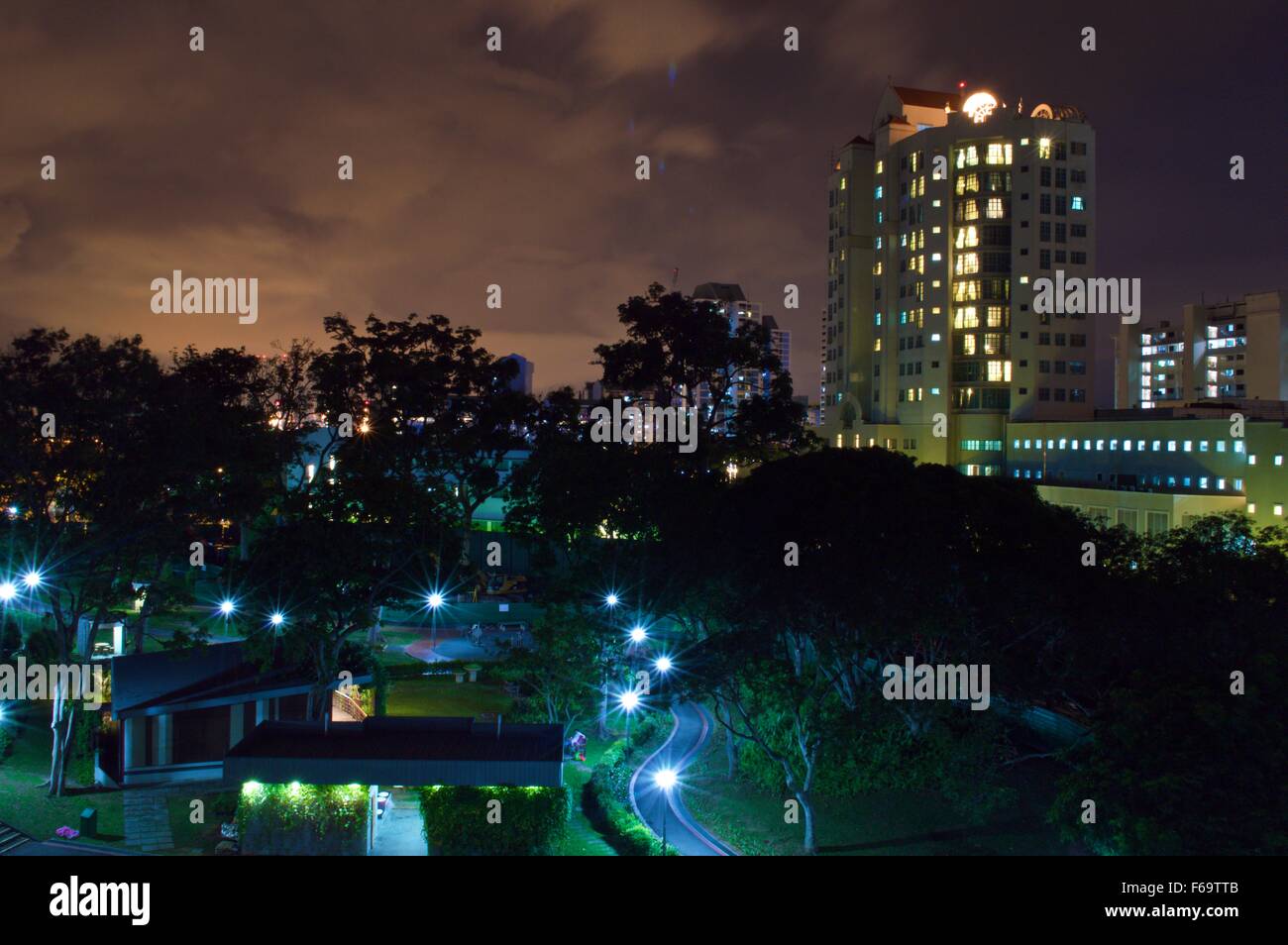 Westküste modernen Park in Nachtansicht mit umgeben Wolkenkratzer Stockfoto