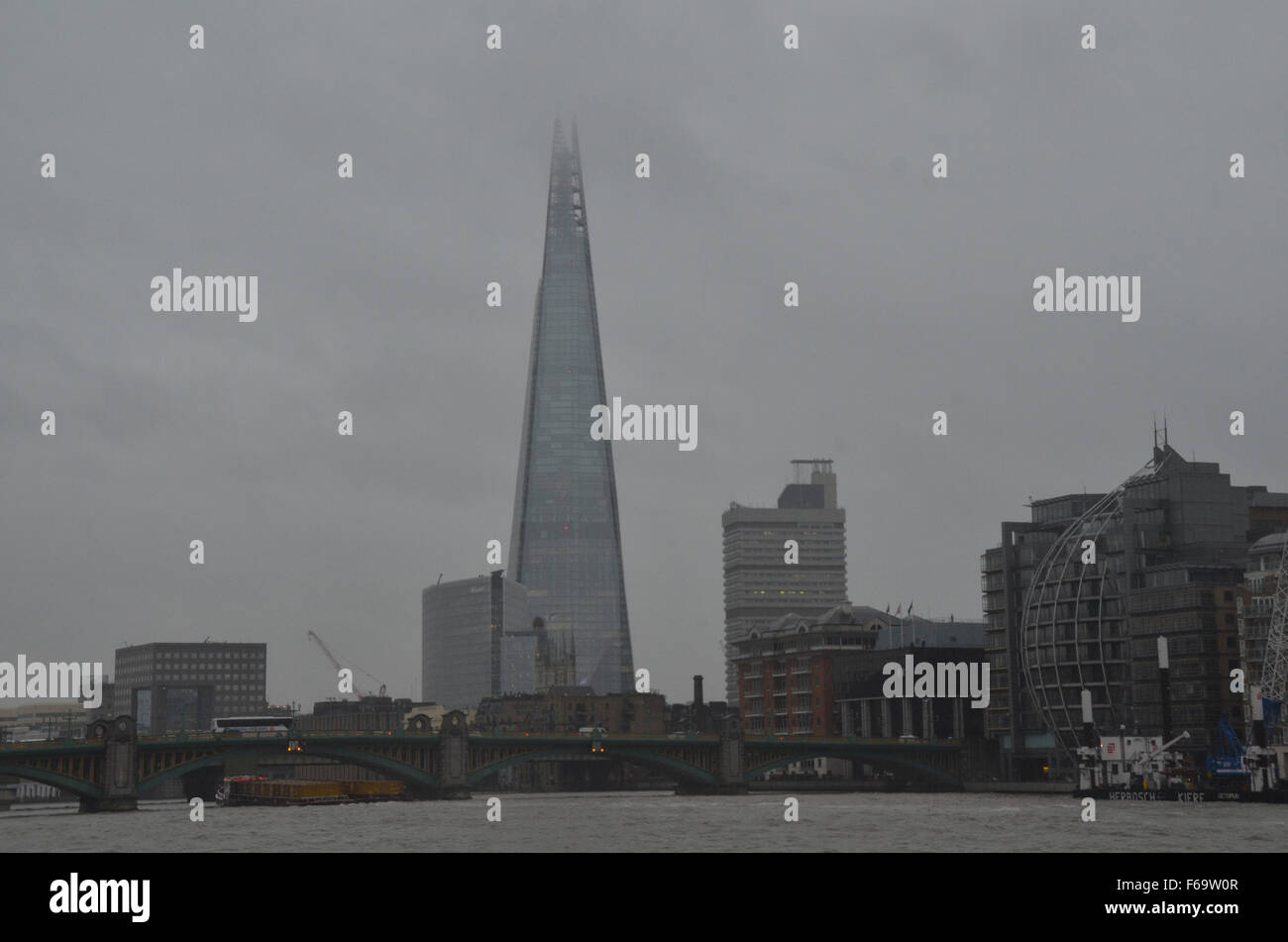 London, UK, 14. November 2015, düsteren Wochenende in London als Sturm Abigail Ansätze. Bildnachweis: JOHNNY ARMSTEAD/Alamy Live-Nachrichten Stockfoto