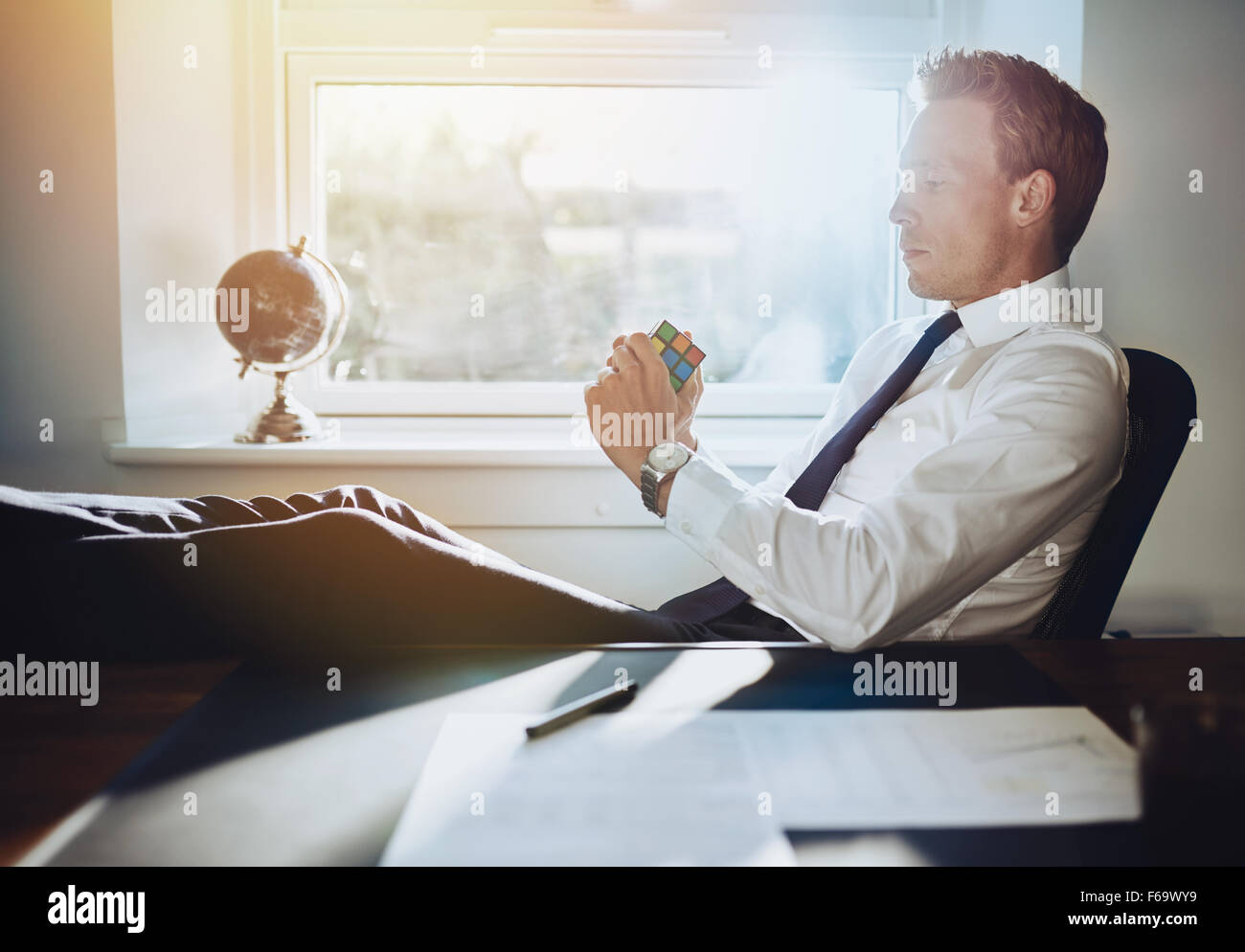 Executive Business Mann Probleme zu lösen und sich Anregungen für neue Geschäftsideen Stockfoto