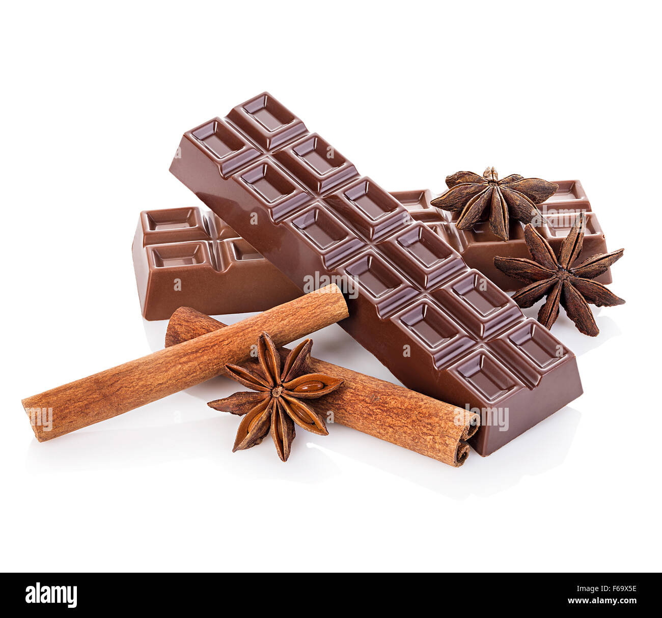 Schokolade und Zimt-Sticks, Sternanis, isoliert Stockfoto