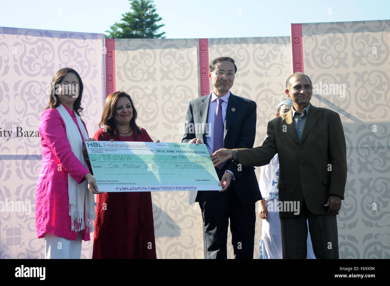 Islamabad, Pakistan. 15. November 2015. Chinesischer Botschafter in Pakistan Sun Weidong (2. R) präsentiert Spenden-Scheck über 1 Million Rupien, Präsident von Pakistan Auswärtiges Amt Frauen Association (PFOWA) Najia Aizaz Ahmad (2. L) während der PFOWA jährlichen Charity Bazaar in Islamabad, der Hauptstadt von Pakistan, 15. November 2015. Die eintägige Wohltätigkeitsbasar wurde organisiert von der PFOWA in Zusammenarbeit mit diplomatischen Corps in Islamabad am Sonntag. Bildnachweis: Ahmad Kamal/Xinhua/Alamy Live-Nachrichten Stockfoto
