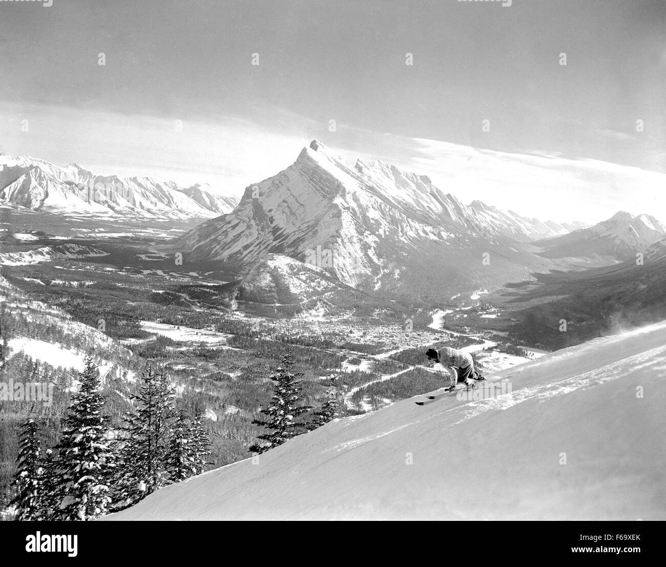Skifahren am Mt. Norquay im Banff National Park in Kanada bietet atemberaubende Ausblicke auf die Berge und erstklassige Skibedingungen. Das Resort ist bekannt für seine malerischen Pisten, die eine Vielzahl von Loipen für alle Niveaus von Skifahrern bieten, was es zu einem beliebten Winterziel macht. Stockfoto