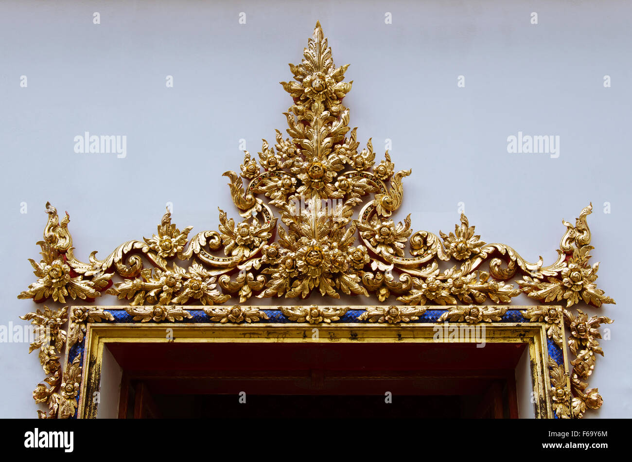 Vergolden Sie dekorative Tür des Wat Pho in Bangkok, Thailand. Stockfoto