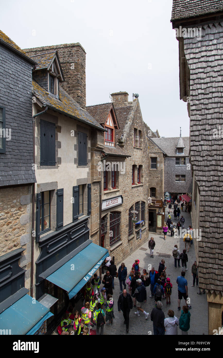 Alte Straße und Geschäfte am Mont Saint-Michel-Insel-Gemeinde an der Mündung des Flusses Cousenon, in der Nähe von Avranches, Normandie Frankreich. Stockfoto