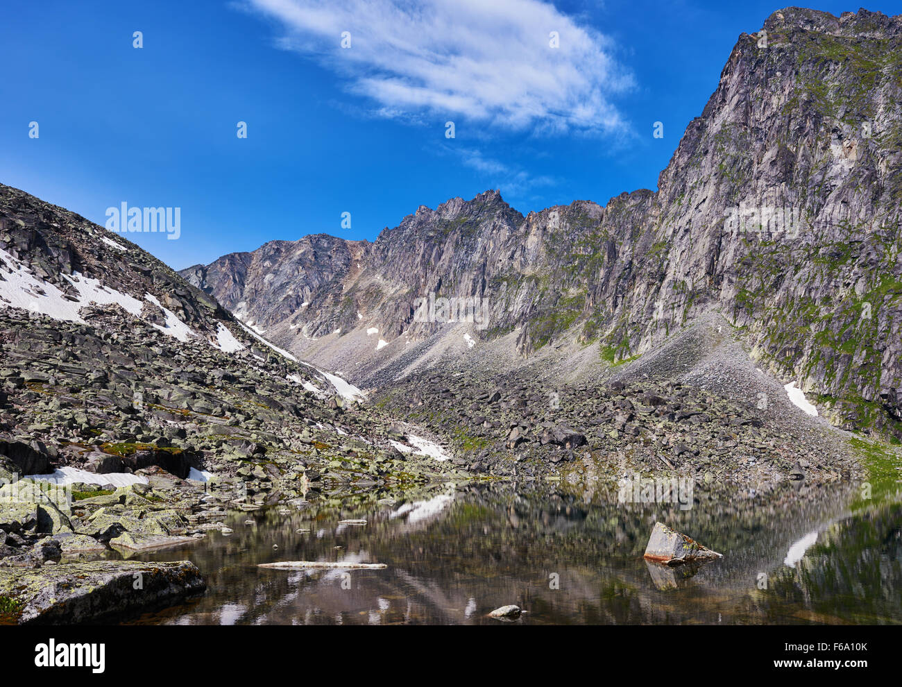 Rand sauberen See an der Felswand. Östliche Sayan.Siberia Stockfoto