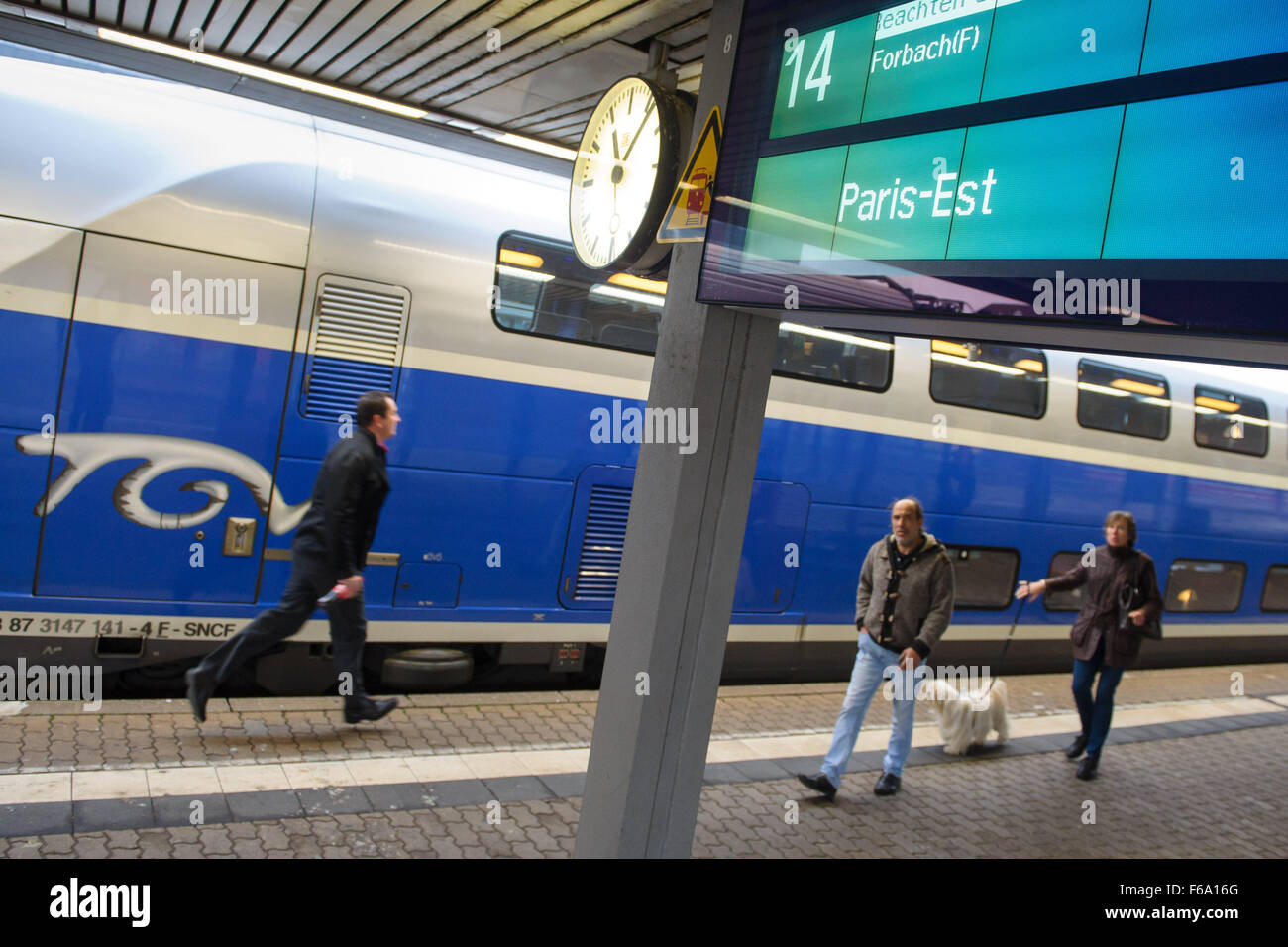 Saarbrücken, Deutschland. 15. November 2015. Auf Plattform 14 ein TVG-Zug nach Paris am Main abfahrbereit bekommt Bahnhof in Saarbrücken, Deutschland, 15. November 2015. Mindestens 129 Menschen wurden in einer Reihe von Terroranschlägen in Paris am 13. November 2015 getötet. Foto: OLIVER DIETZE/DPA/Alamy Live-Nachrichten Stockfoto