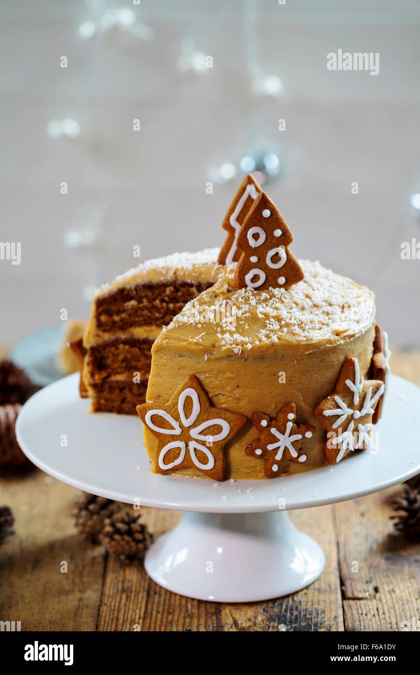 Ingwer-Kuchen mit Lebkuchen-Dekorationen Stockfoto