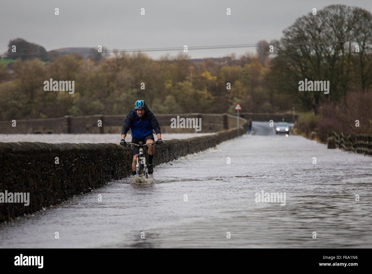 Skipton, North Yorkshire, UK. 15. November 2015. Den Fluss Aire platzt die Ufer nach Starkregen über Nacht. Viele Bahnen, die Überquerung des Flusses, überflutet einschließlich diese Spur sind "Limehouse Lane" Tiefen bis zu 5 ft. Einheimische behaupten, dass einige Überschwemmungen das Schlimmste ist, was, die Sie erlebt haben. Lokalen Bahnreisen ist auch durch Überschwemmungen auf den Linien unterbrochen. Bildnachweis: Tom Holmes / Alamy Live News Stockfoto