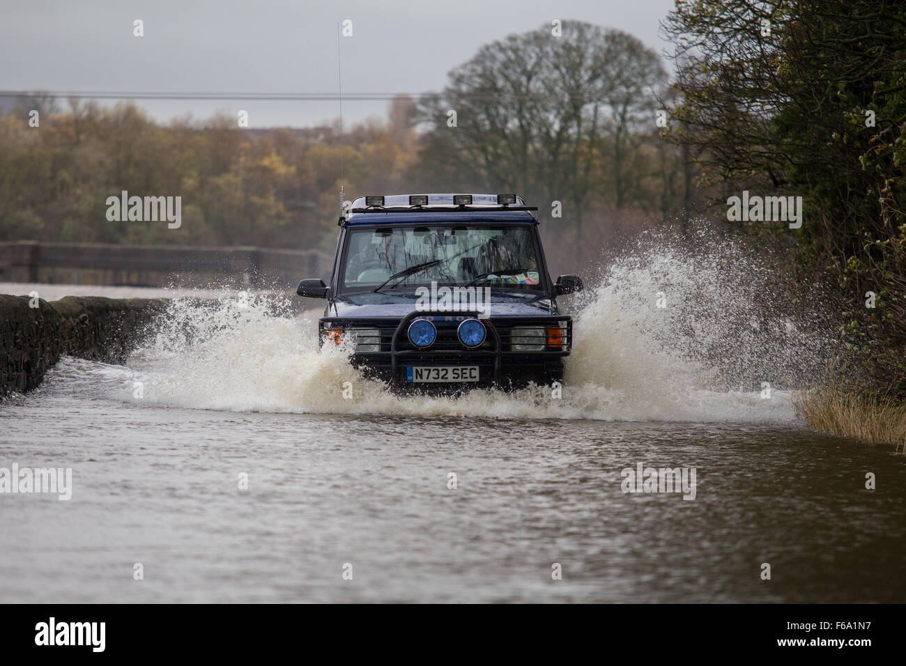 Skipton, North Yorkshire, UK. 15. November 2015. Den Fluss Aire platzt die Ufer nach Starkregen über Nacht. Viele Bahnen, die Überquerung des Flusses, überflutet einschließlich diese Spur sind "Limehouse Lane" Tiefen bis zu 5 ft. Einheimische behaupten, dass einige Überschwemmungen das Schlimmste ist, was, die Sie erlebt haben. Lokalen Bahnreisen ist auch durch Überschwemmungen auf den Linien unterbrochen. Bildnachweis: Tom Holmes / Alamy Live News Stockfoto