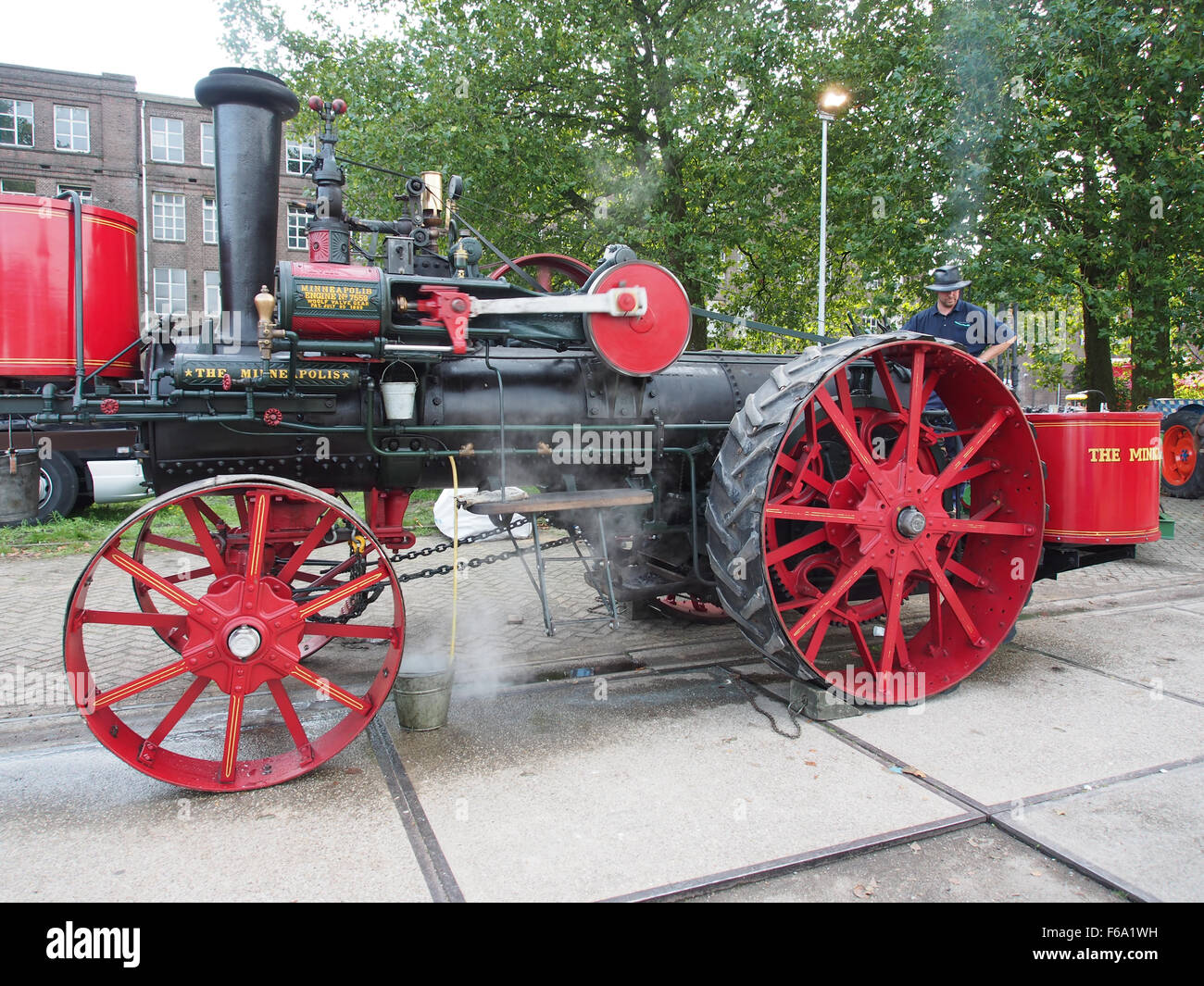 Oisterwijk Steam Days 2015, bei dem die Minneapolis Threshing Machine Co. Während der Veranstaltung im zweiten Bild fotografiert wurde. Stockfoto