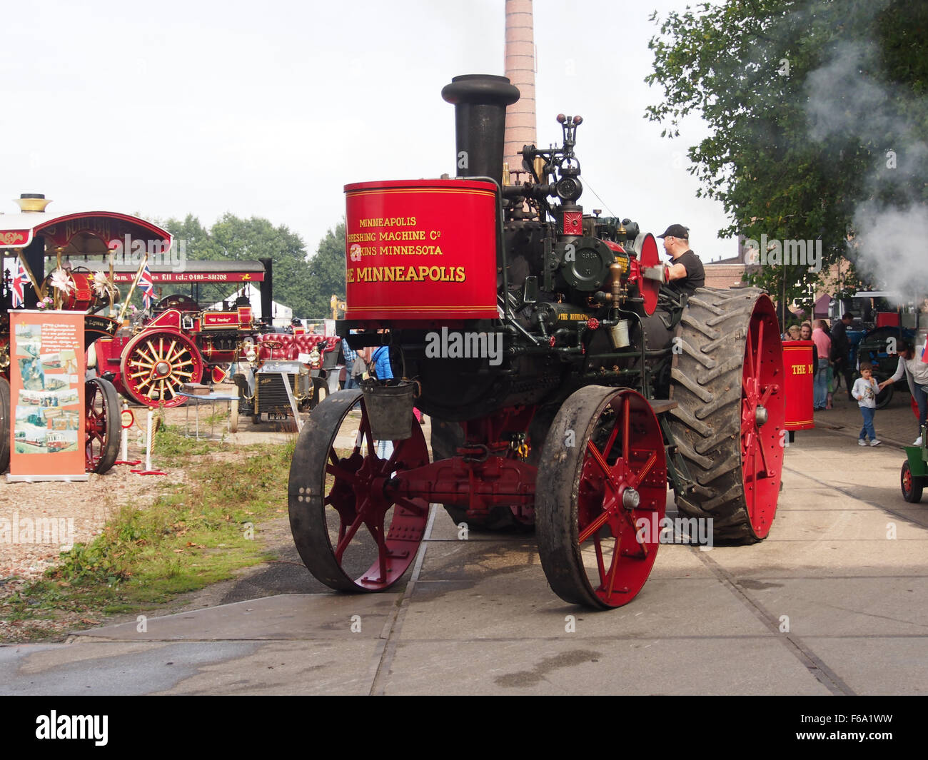 Oisterwijk Steam Days 2015 mit der Ausstellung der Minneapolis Threshing Machine Co., die ihre historischen Maschinen für das Getreidedreschen zeigt, fotografiert im achten Bild. Stockfoto