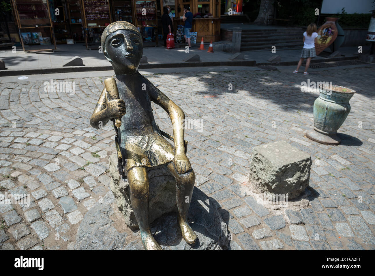 kleinen Tamada-Statue am beliebten Shardeni Street mit vielen Clubs, Pubs und Restaurants in Tiflis, der Hauptstadt Georgiens Stockfoto