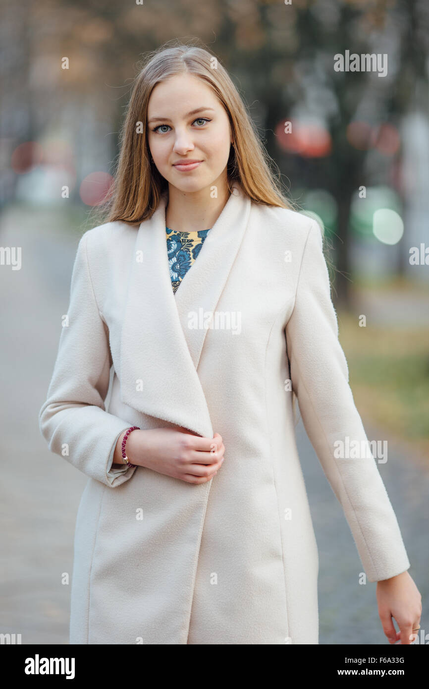 Mädchen mit sehr langen Haaren stehen auf dem Sonnenuntergang Hintergrund Stockfoto