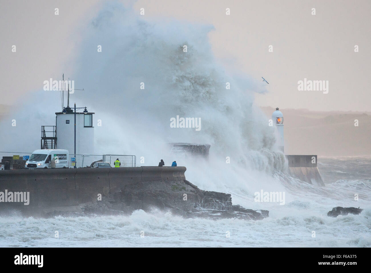 Starke Winde verursachen riesige Wellen über den Leuchtturm in Porthcawl Seafront, South Wales, als Sturm Barney kommt. Stockfoto