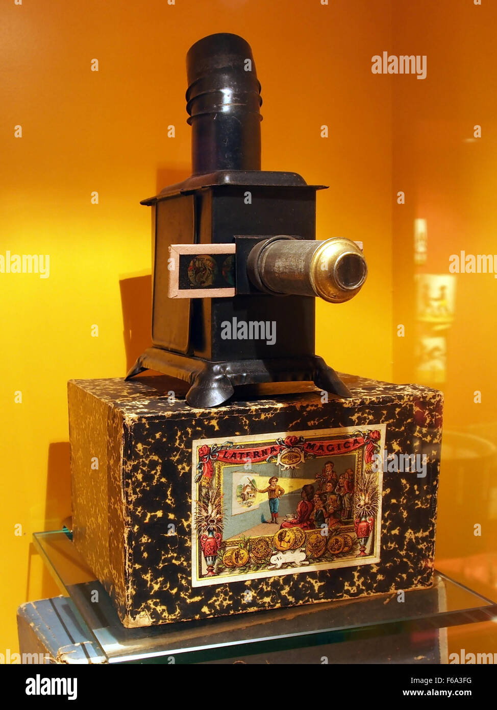 Ausstellung im Deventer Toy Museum mit einer Laterna Magica, einer frühen Art magischer Laterne, die für die Projektion von Bildern verwendet wurde. Stockfoto