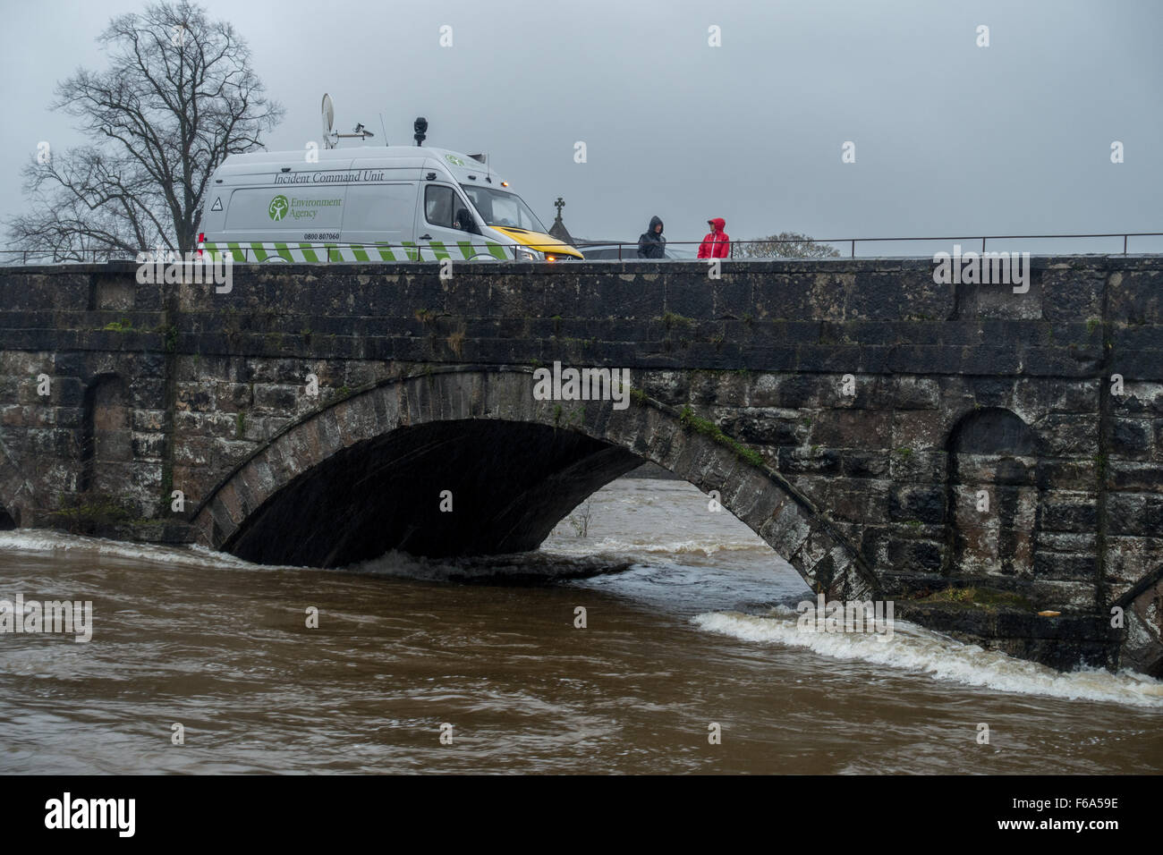 Ein Incident Command Unit der Environmental Agency Überwachung steigende Wasserstände auf der River Kent in Kendal Stockfoto
