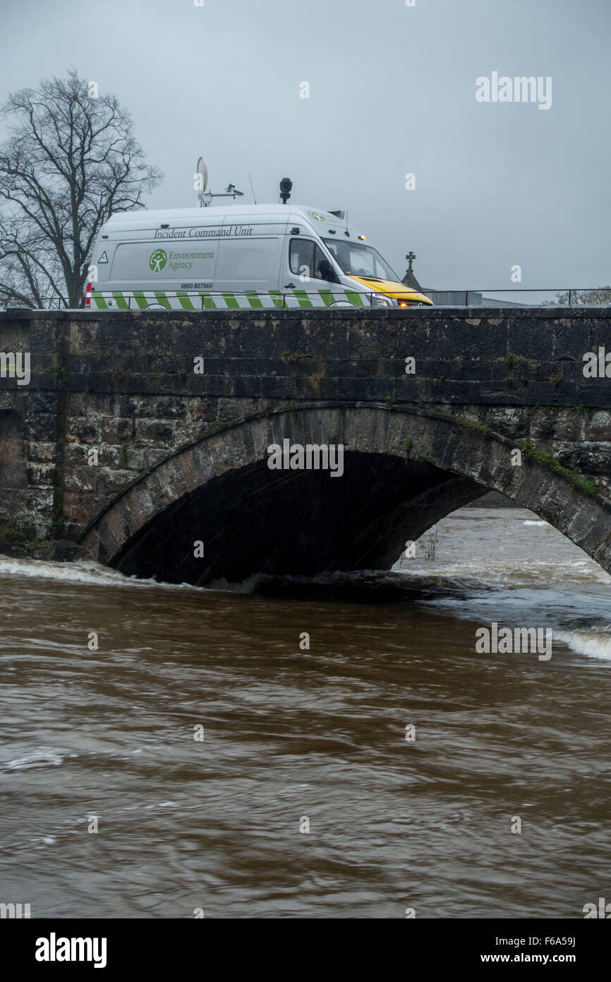 Ein Incident Command Unit der Environmental Agency Überwachung steigende Wasserstände auf der River Kent in Kendal Stockfoto