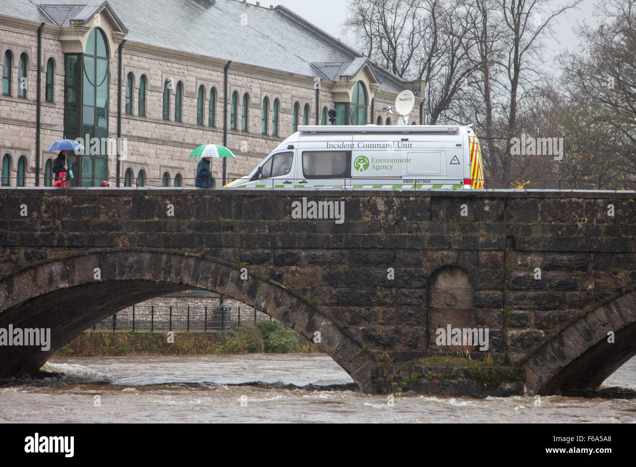 Ein Incident Command Unit der Environmental Agency Überwachung steigende Wasserstände auf der River Kent in Kendal Stockfoto