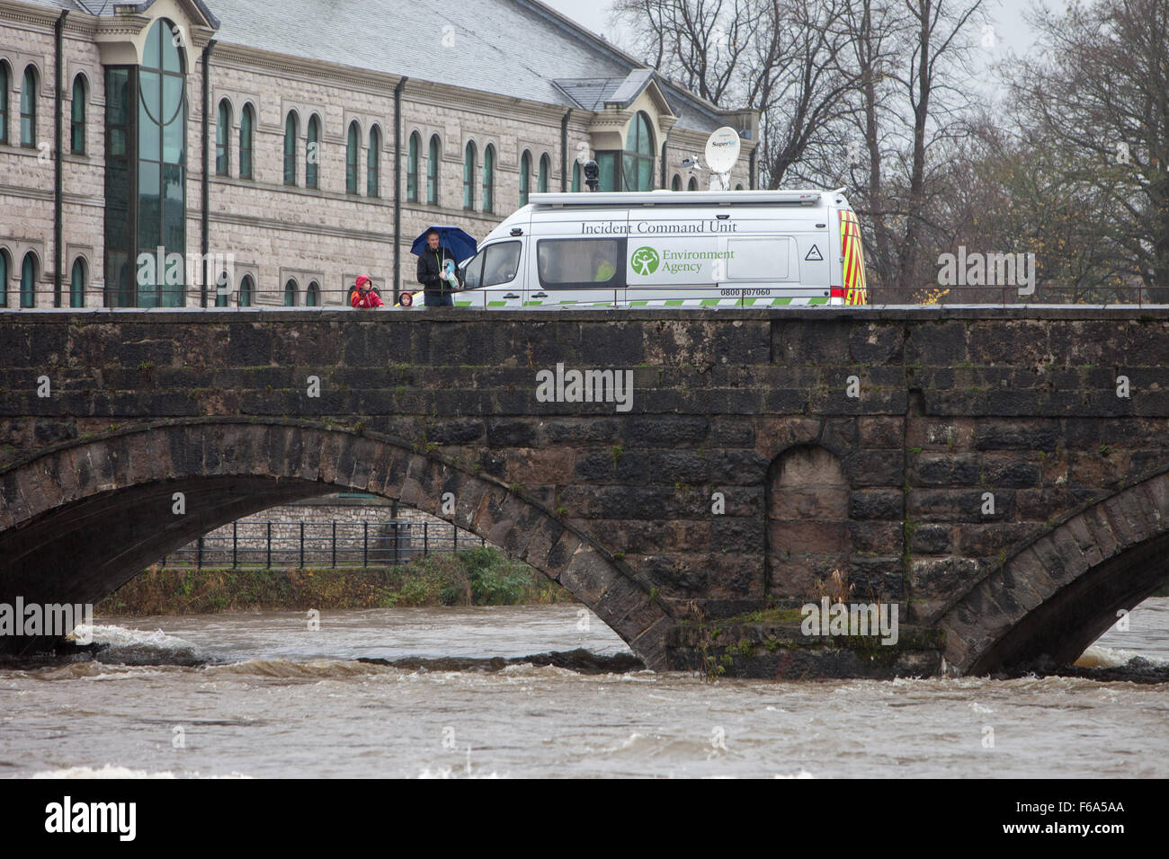 Ein Incident Command Unit der Environmental Agency Überwachung steigende Wasserstände auf der River Kent in Kendal Stockfoto