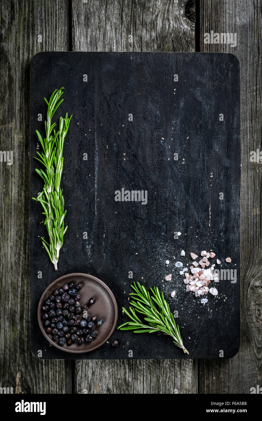 Rosmarin, Salz und Pfeffer auf Holzbrett, kopieren Raum. Kochen Essen Hintergrund Stockfoto