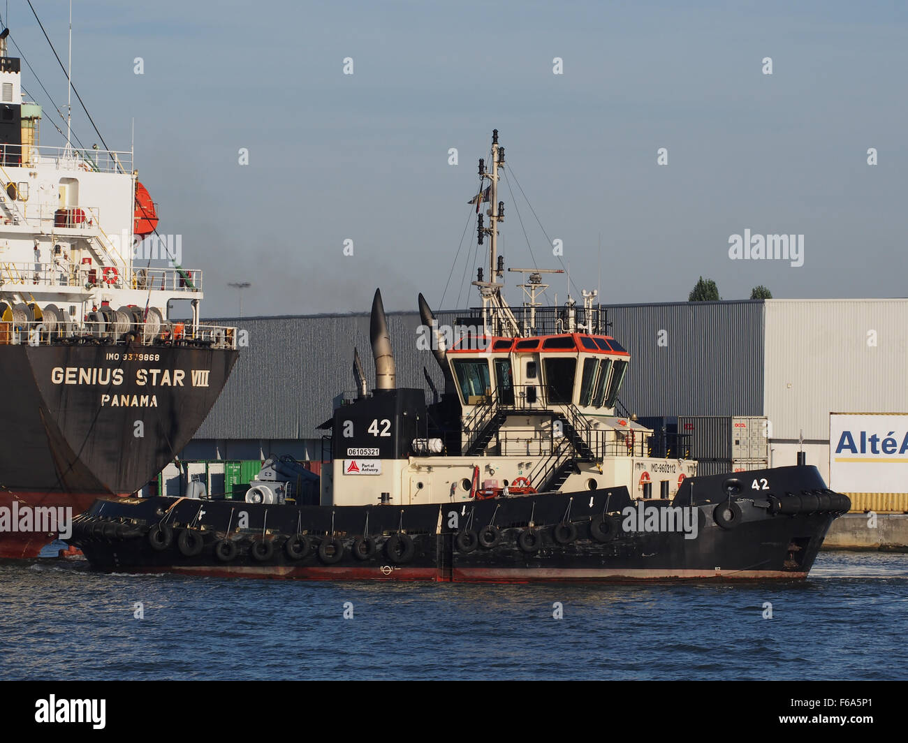 42 (Schlepper, 2012) Abschleppen Genie Star durch den Hafen von Antwerpen pic1 Stockfoto