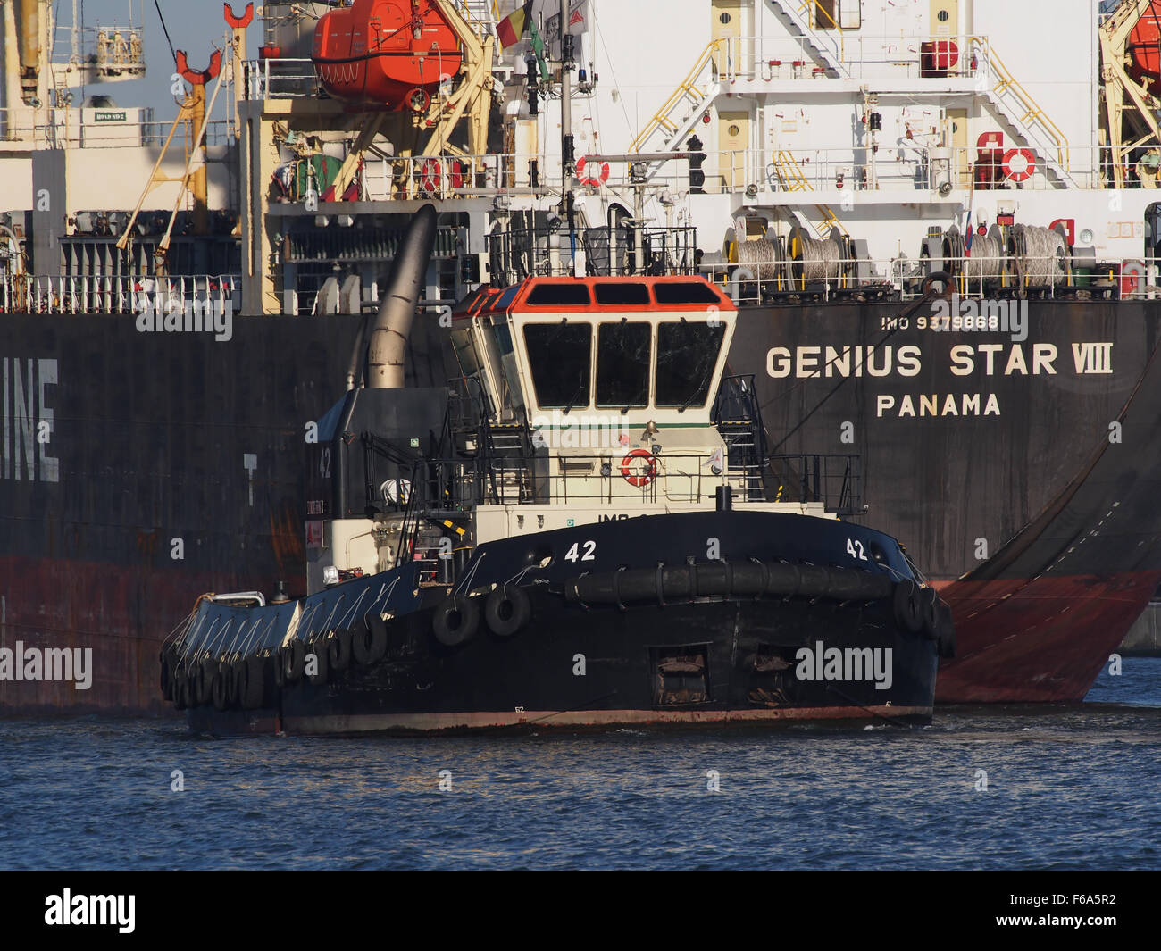 42 (Schlepper, 2012) Abschleppen Genie Star durch den Hafen von Antwerpen pic3 Stockfoto