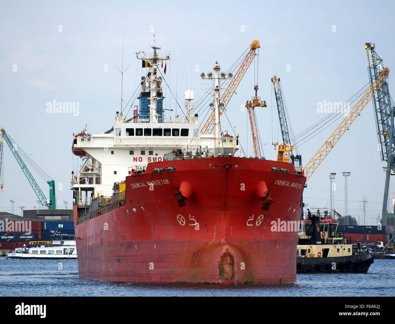 Die IMO 9304291 ist ein Chemikalientanker im Antwerpener Hafen. Sie ist im Kanaaldok B1 zu sehen und zeigt sein Design und seine Betriebsfähigkeiten für den sicheren Transport chemischer Produkte. Stockfoto