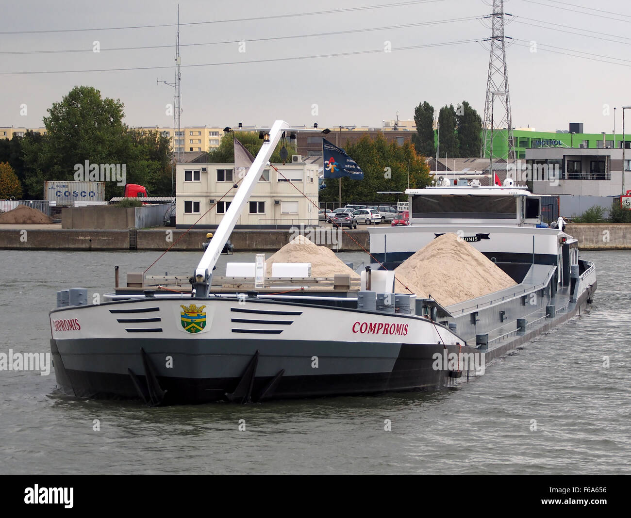 Die "Compromis" (IMO 02324640) ist ein modernes Containerschiff, das hauptsächlich vom Antwerpener Hafen aus verkehrt. Das Schiff wird für den Transport von allgemeinen Gütern verwendet und ist mit einem Kran für den Containerumschlag ausgestattet. Stockfoto