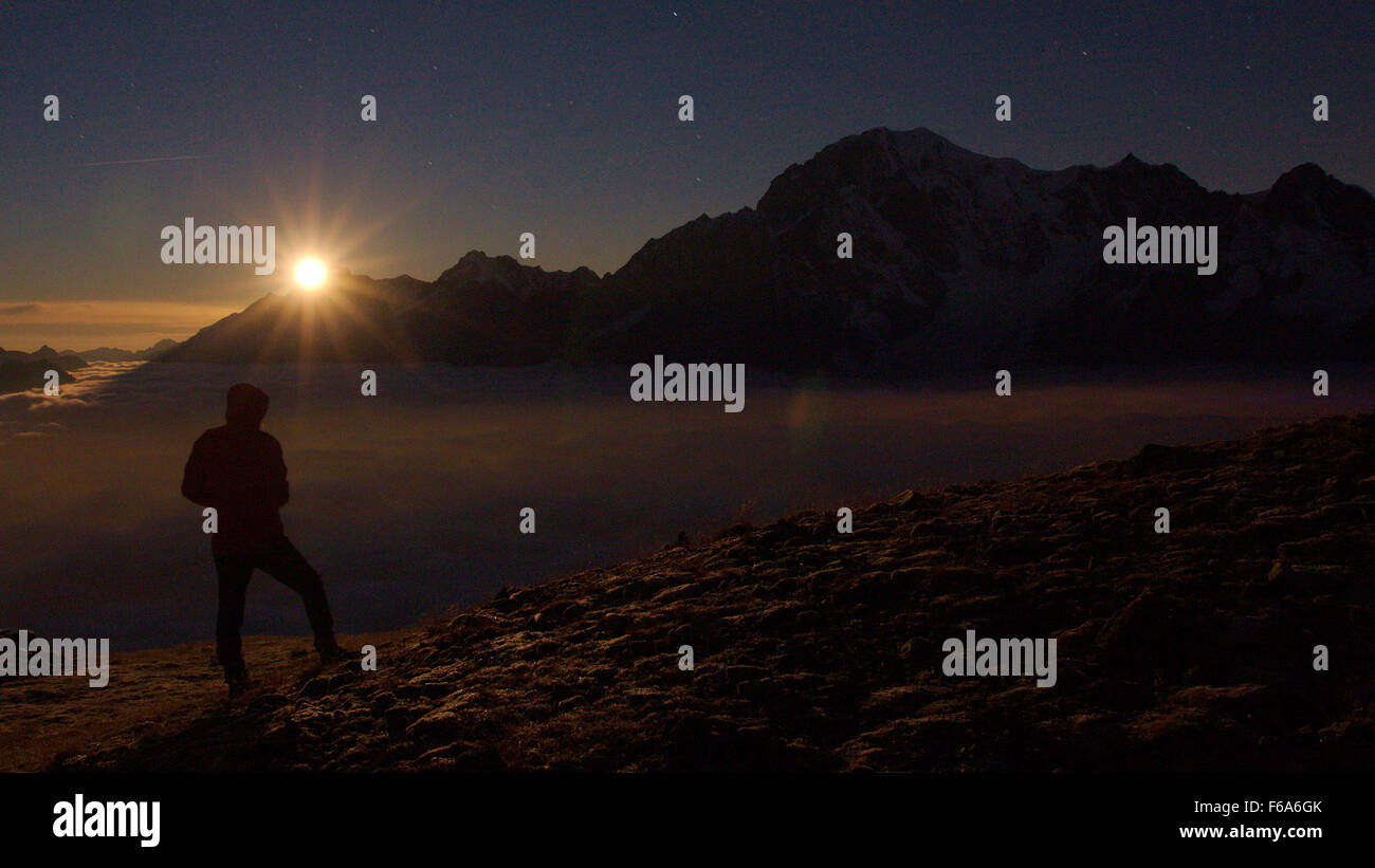 Bergsteiger-Silhouette vor Monte Bianco Mond Sonnenuntergang Stockfoto