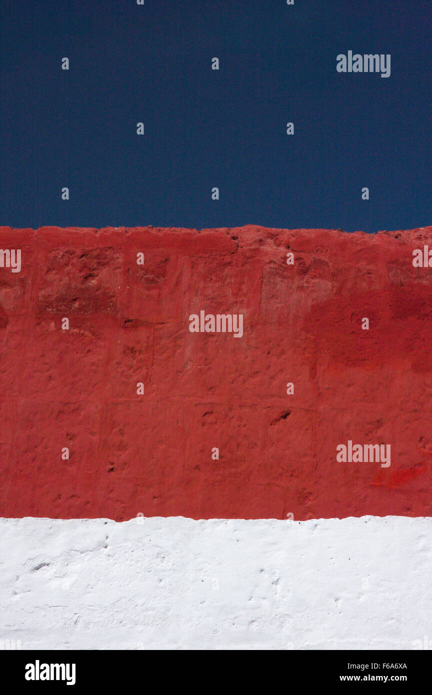 Weiss rot und ein blauer Himmel Stockfoto