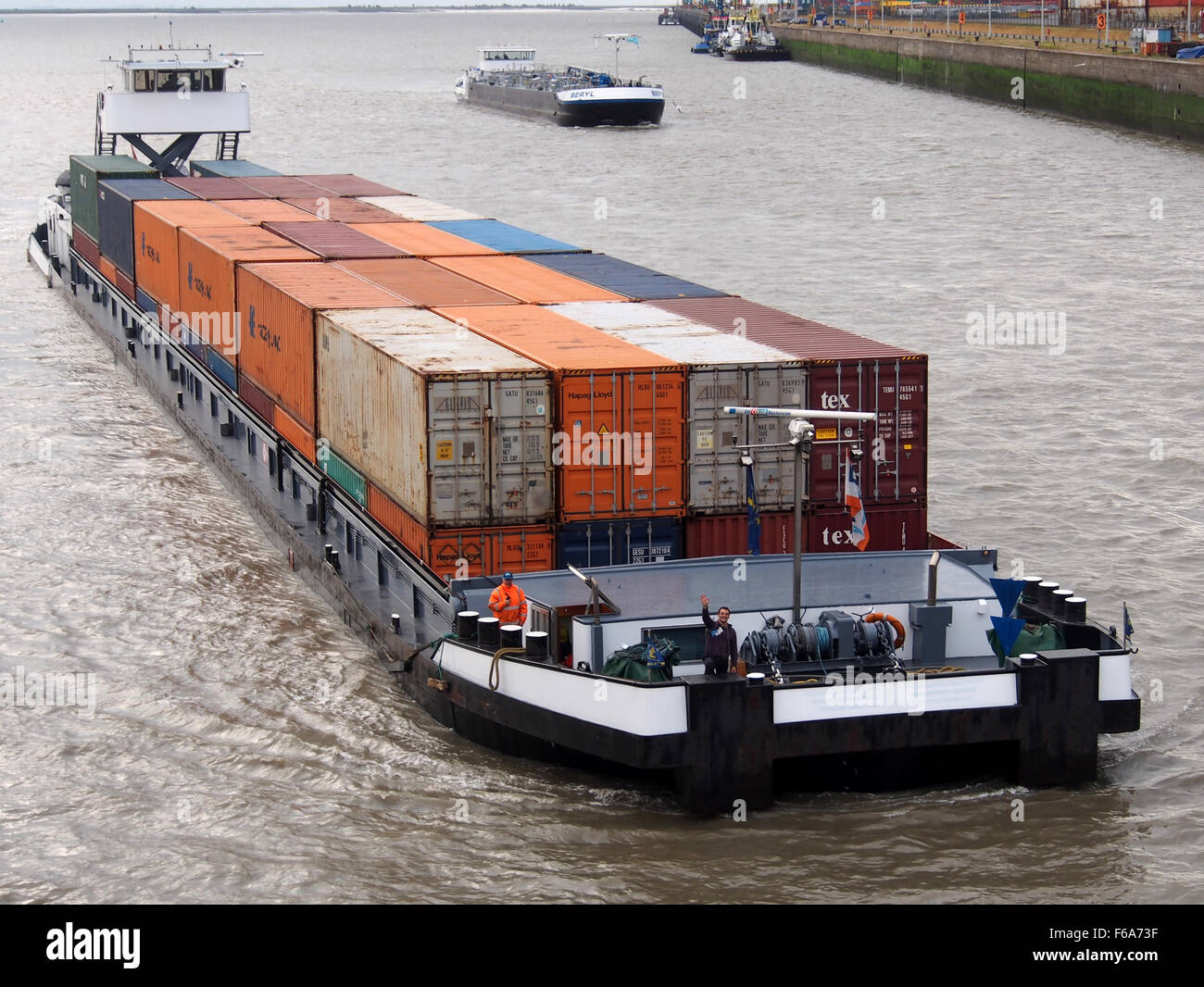Dieses Bild zeigt die Berendrechtsluis im Hafen von Antwerpen und zeigt die Industrieszene mit einem Containerschiff, einem Öltanker, Lagereinrichtungen und Logistikausrüstung. Er hebt die Rolle des Hafens im Welthandel und im Welthandel hervor. Stockfoto