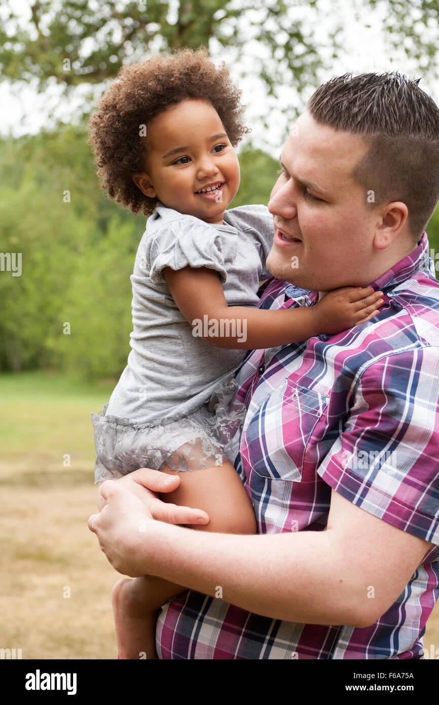 Leere Vater mit seinem afrikanischen Tochter eine schöne Zeit Stockfoto