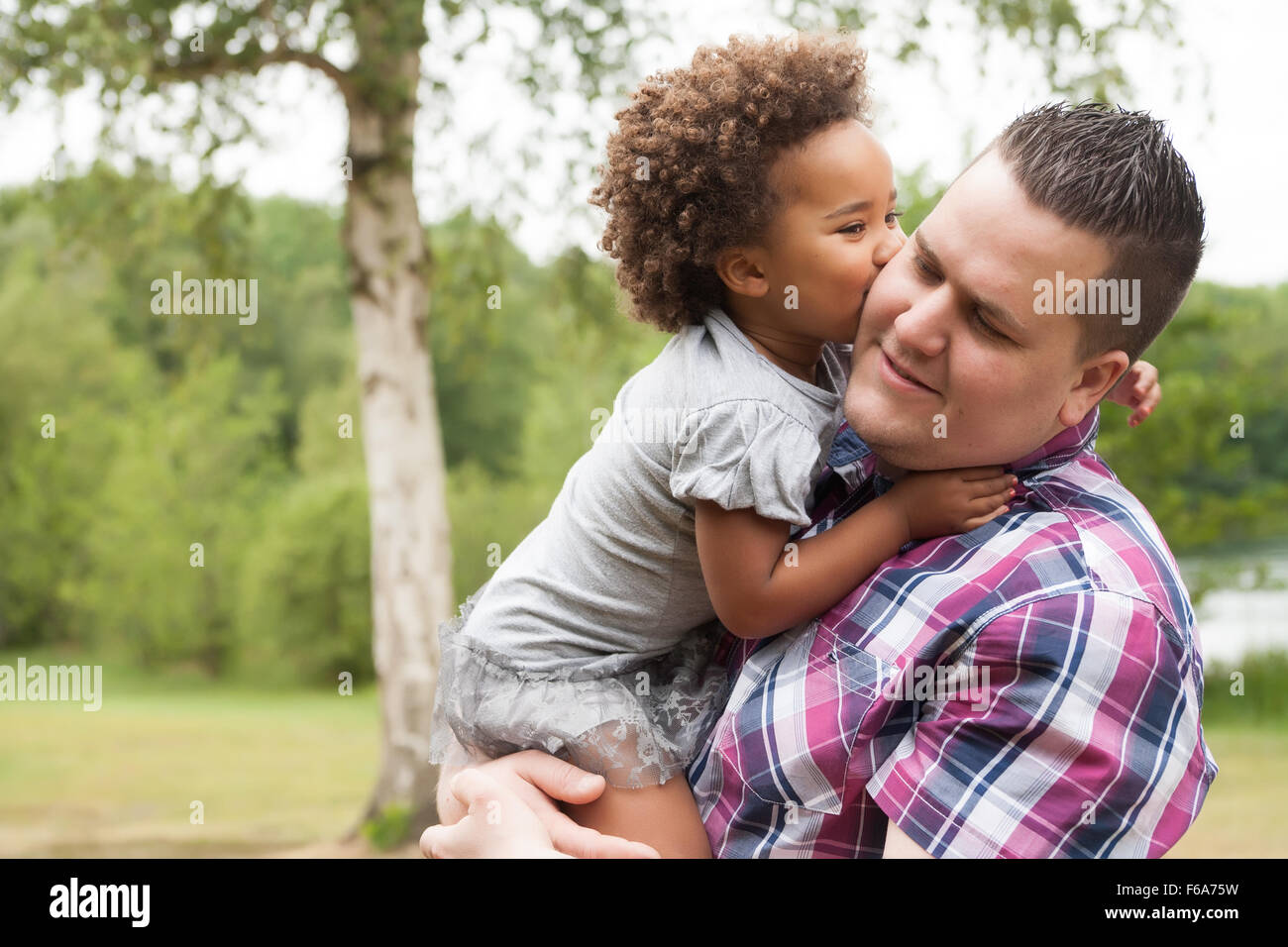 Leere Vater mit seinem afrikanischen Tochter eine schöne Zeit Stockfoto