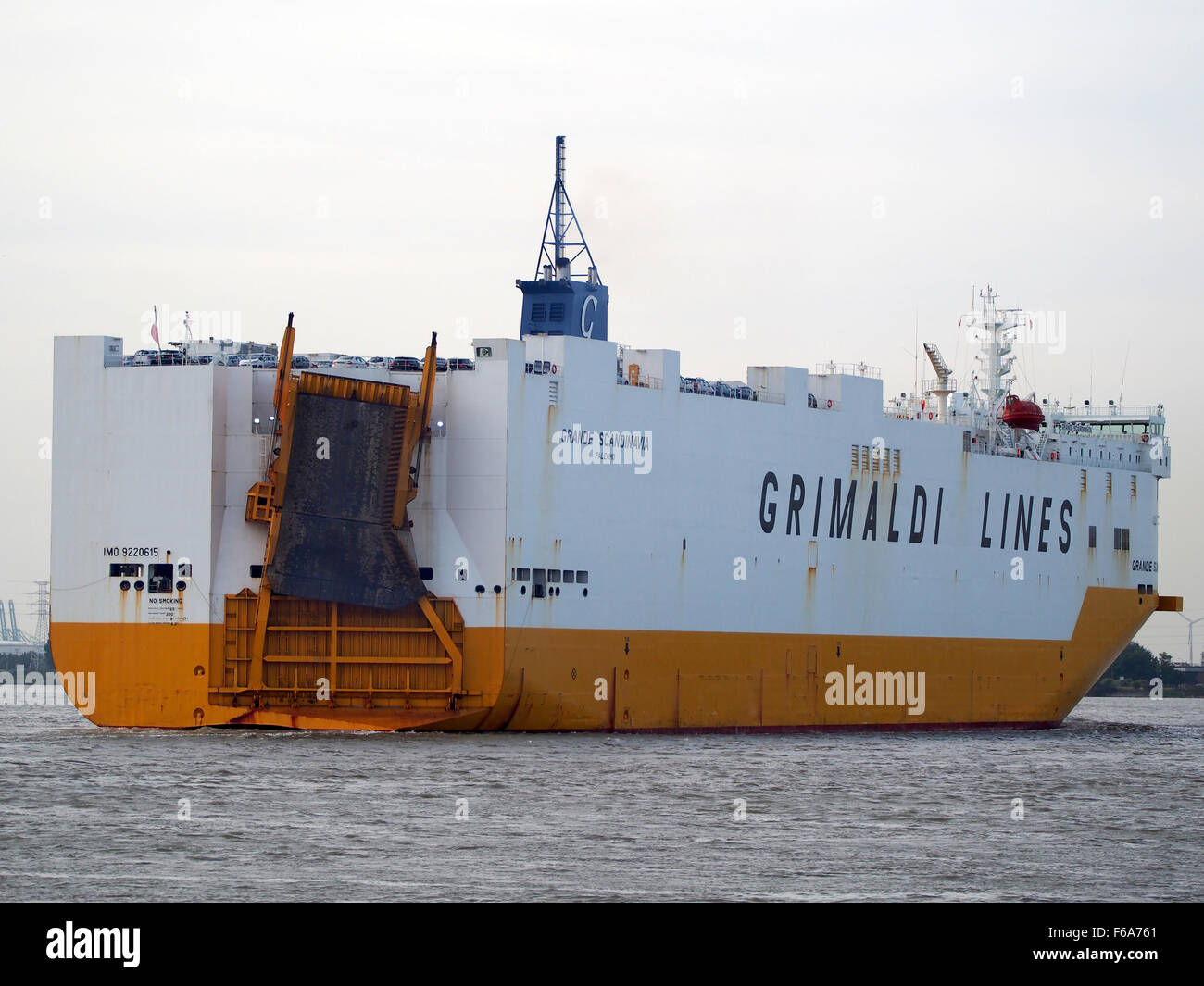 Die Grande Scandinavia, ein Containerschiff mit der IMO-Nummer 9220615, ist auf der Schelde abgebildet. Das Schiff ist ein Beispiel für den modernen Seeverkehr, der verschiedene Güter wie Kohle, Getreide und allgemeine Waren befördert. Das Bild verdeutlicht den Betrieb des Schiffes in der Logistik und im internationalen Seeverkehr und unterstreicht die Bedeutung des Seehandels im globalen Handel. Stockfoto