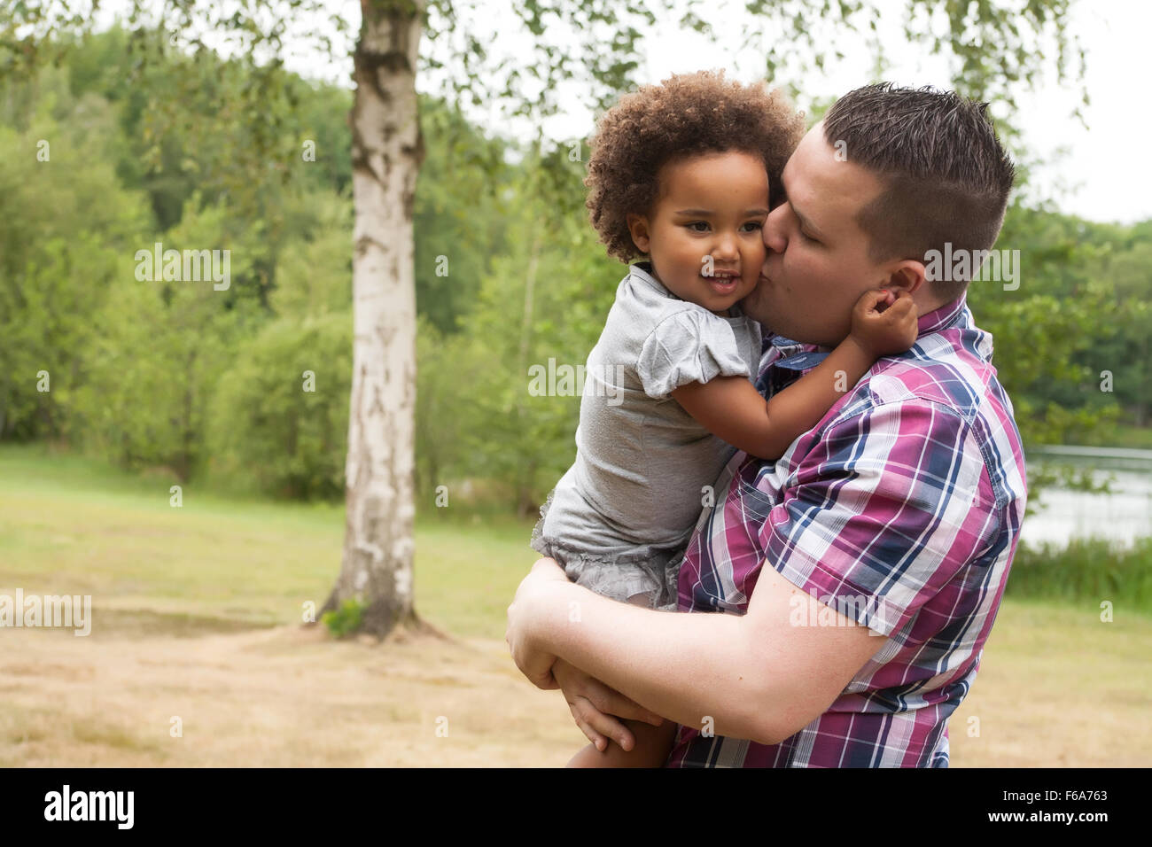Leere Vater mit seinem afrikanischen Tochter eine schöne Zeit Stockfoto
