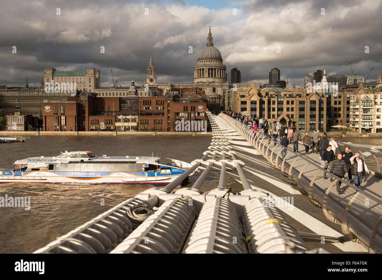 Eine ungewöhnliche Sicht des Millennium Fußgängerbrücke über die Themse, London, UK Stockfoto