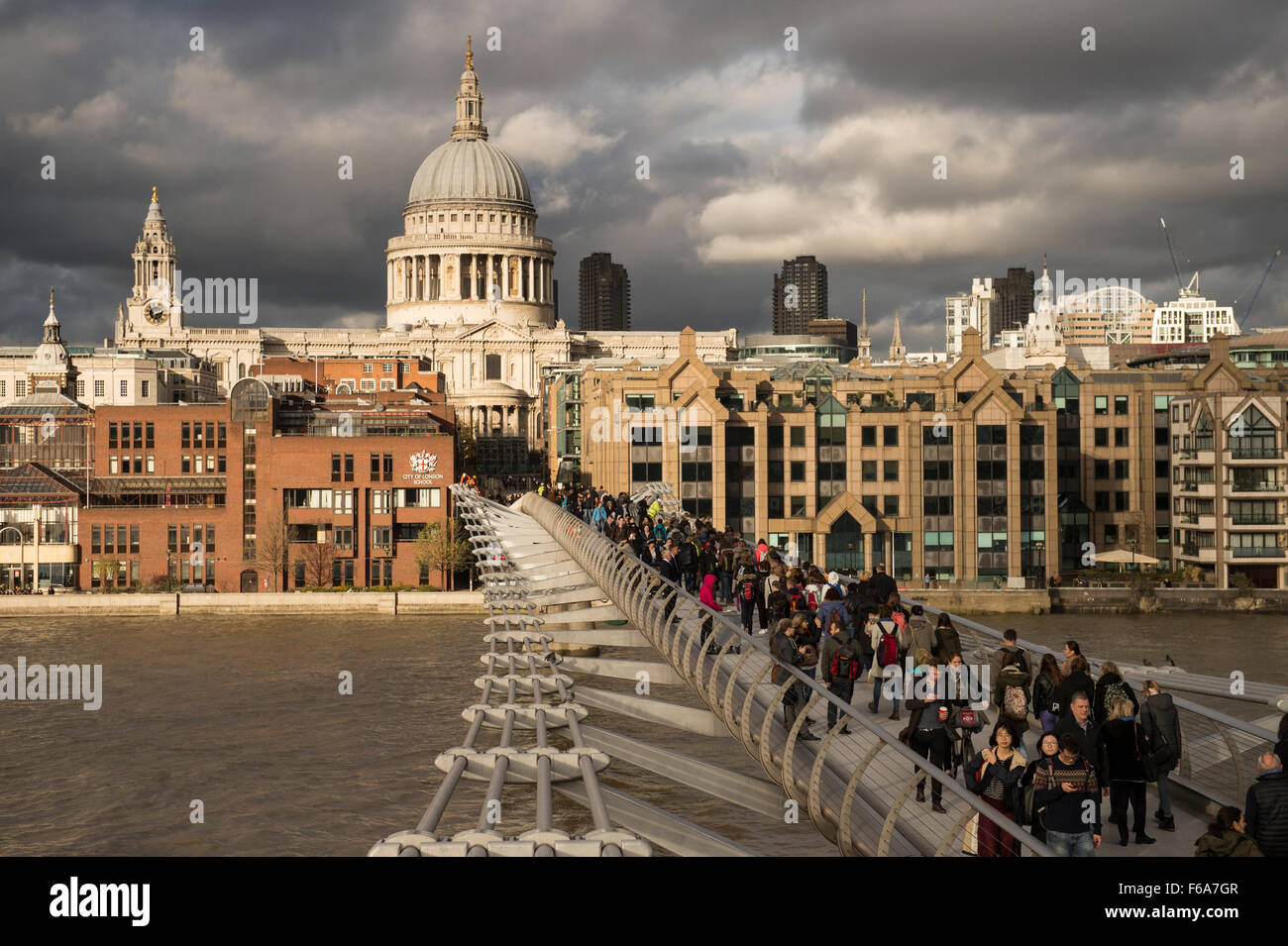 Eine ungewöhnliche Sicht des Millennium Fußgängerbrücke über die Themse, London, UK Stockfoto