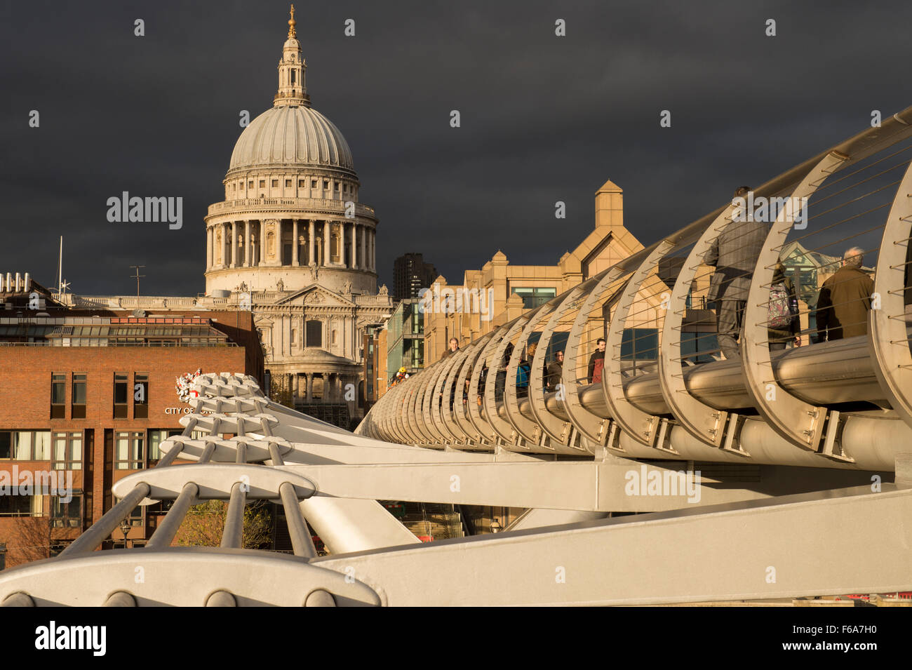 Eine ungewöhnliche Sicht des Millennium Fußgängerbrücke über die Themse, London, UK Stockfoto