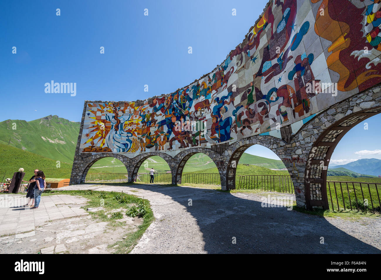 Sowjetische und georgische Freundschaft Denkmal befindet sich auf georgische Militär Highway in der Nähe von Guduari Stadt, Georgien Stockfoto