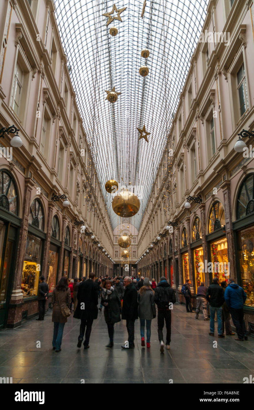 Galeries Royales Saint-Hubert, Brüssel, Belgien. Eine der traditionsreichsten Einkaufspassagen Europas für Weihnachten dekoriert. Stockfoto