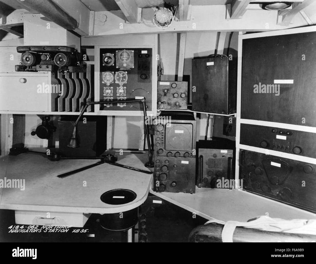 Ein Modell der Navigatorstation in der XB-35, einem von Northrop entwickelten experimentellen Flügelbomber. Die XB-35 war eine bedeutende Entwicklung im Bomberdesign und testete neue Konzepte für Militärflugzeuge. Stockfoto Ein Modell der Navigatorstation in der XB-35, einem von Northrop entwickelten experimentellen Flügelbomber. Die XB-35 war eine bedeutende Entwicklung im Bomberdesign und testete neue Konzepte für Militärflugzeuge. Stockfoto