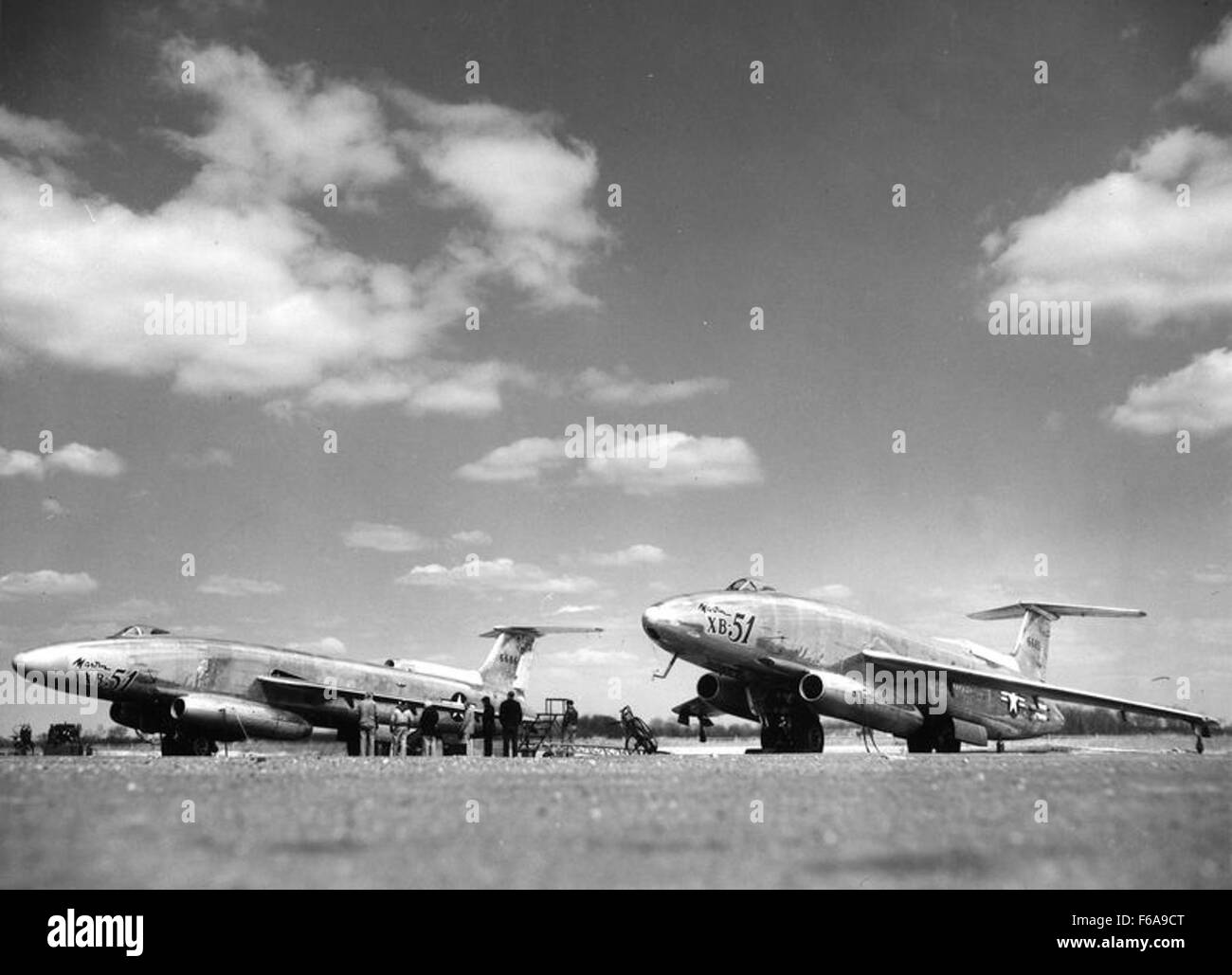 XB-51 Flugzeug in Formation mit zwei Einheiten dargestellt. Die XB-51 war ein experimenteller Bomber, der für Hochgeschwindigkeits-Angriffe mit niedrigem Niveau entwickelt wurde und ein markantes Design mit nach vorne gespiegelten Flügeln hatte. Stockfoto