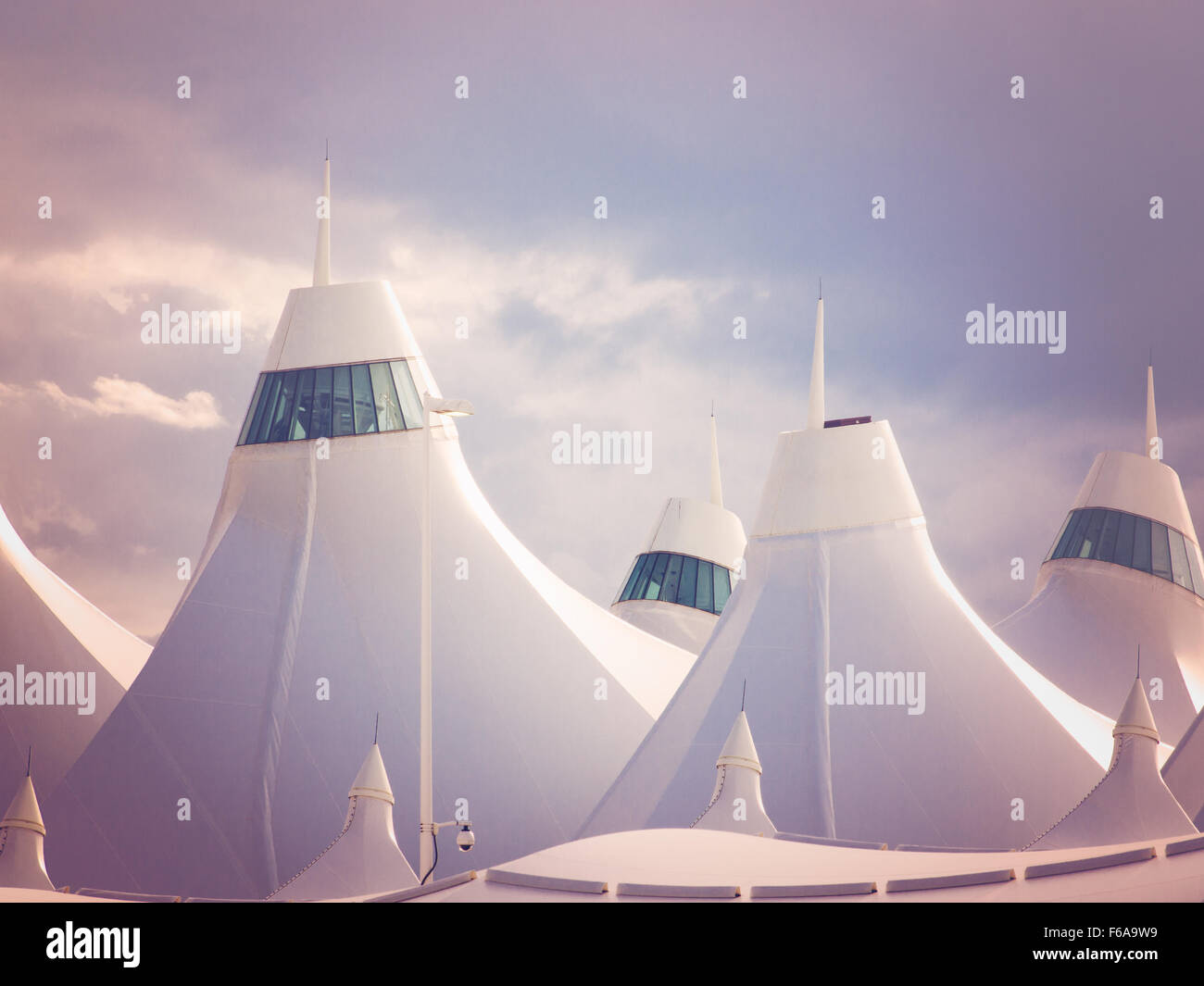 Denver International Airport bekannt für Spitzen Dach. Konstruktion des Daches spiegelt die schneebedeckten Berge. Stockfoto